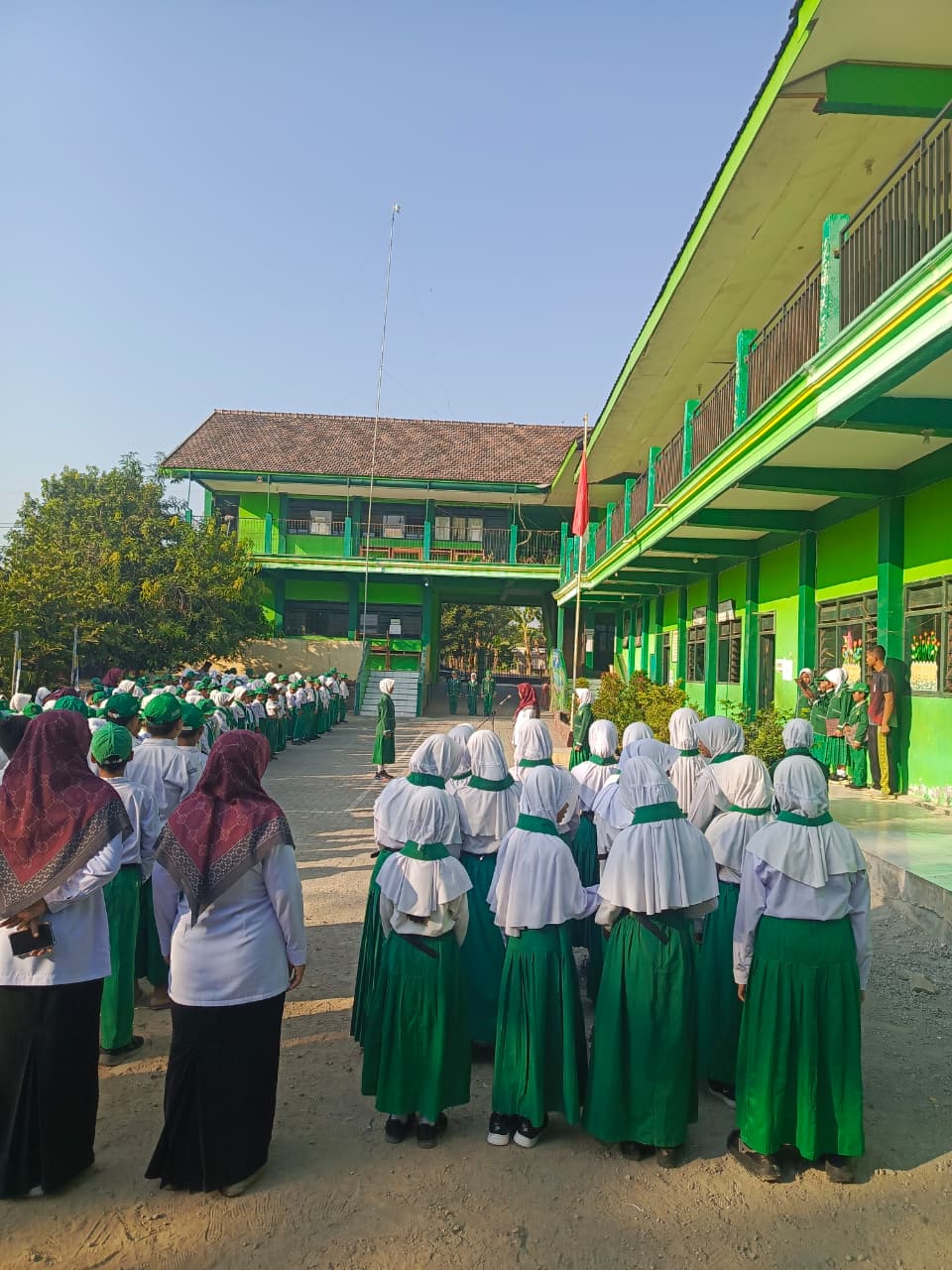 Semangat Kedisiplinan Siswa MIS Al Falah Beran Mengawali Pekan Melalui Upacara Bendera