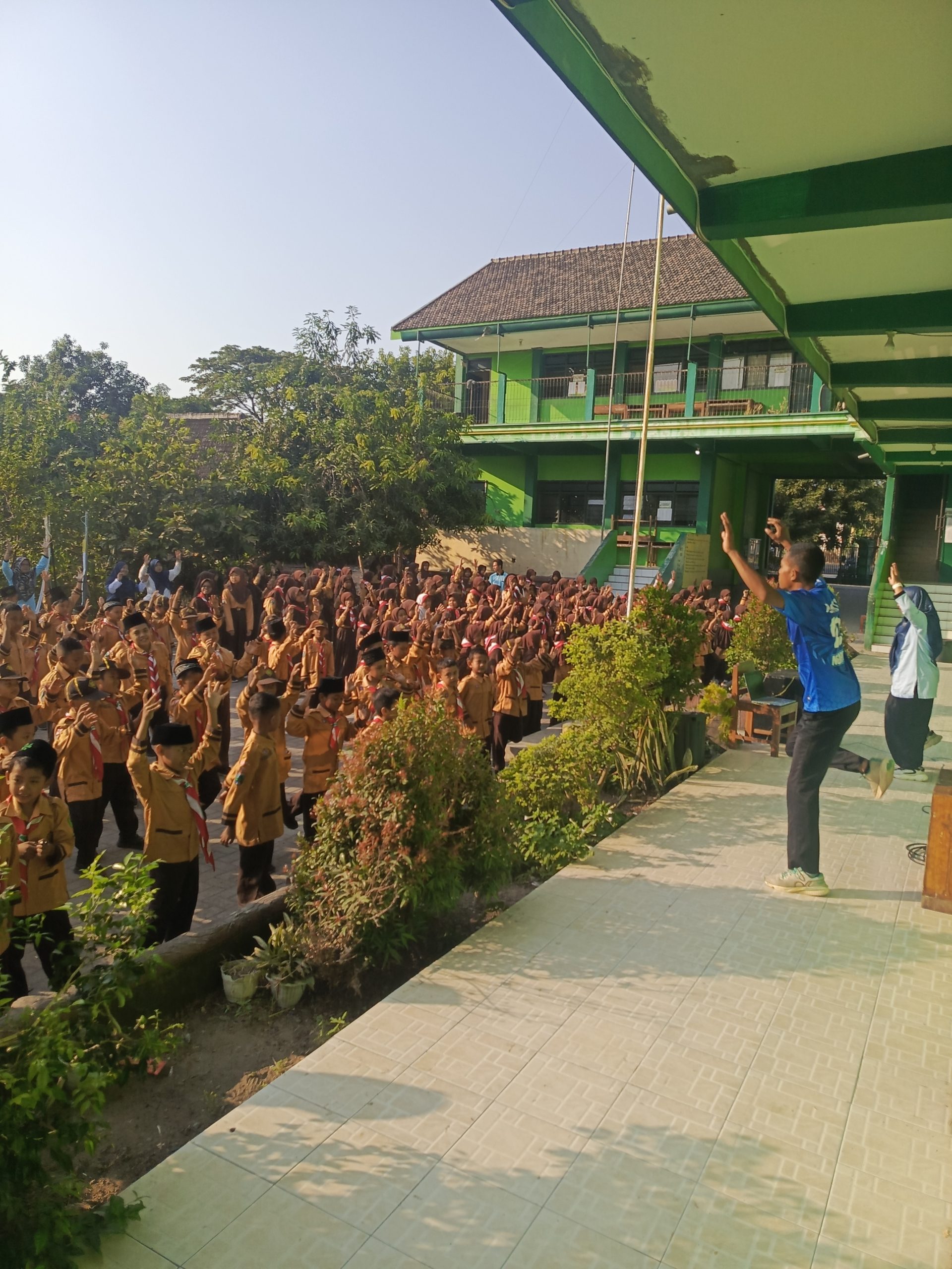 MI Al Falah Gelar Kegiatan “Jum’at Sehat” Melalui Senam Pagi Bersama